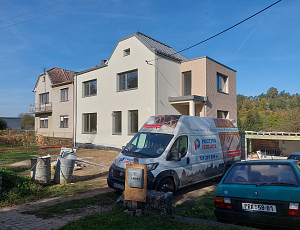 Zateplení stropu rodinného domu pomocí foukané izolace